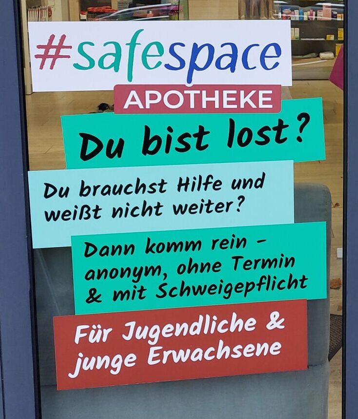 Aufkleber der Safe Space Apotheke an der Tür der Apotheke am Neuberg in Neckarsulm